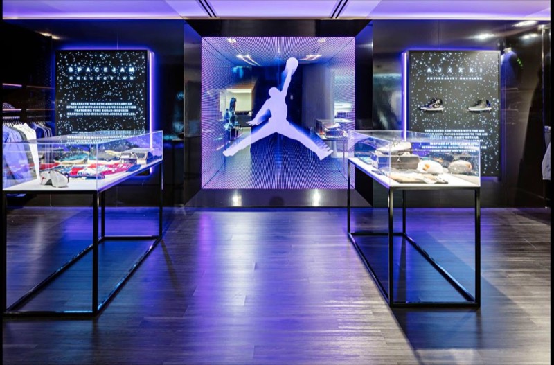 NIKE (satis&fy)